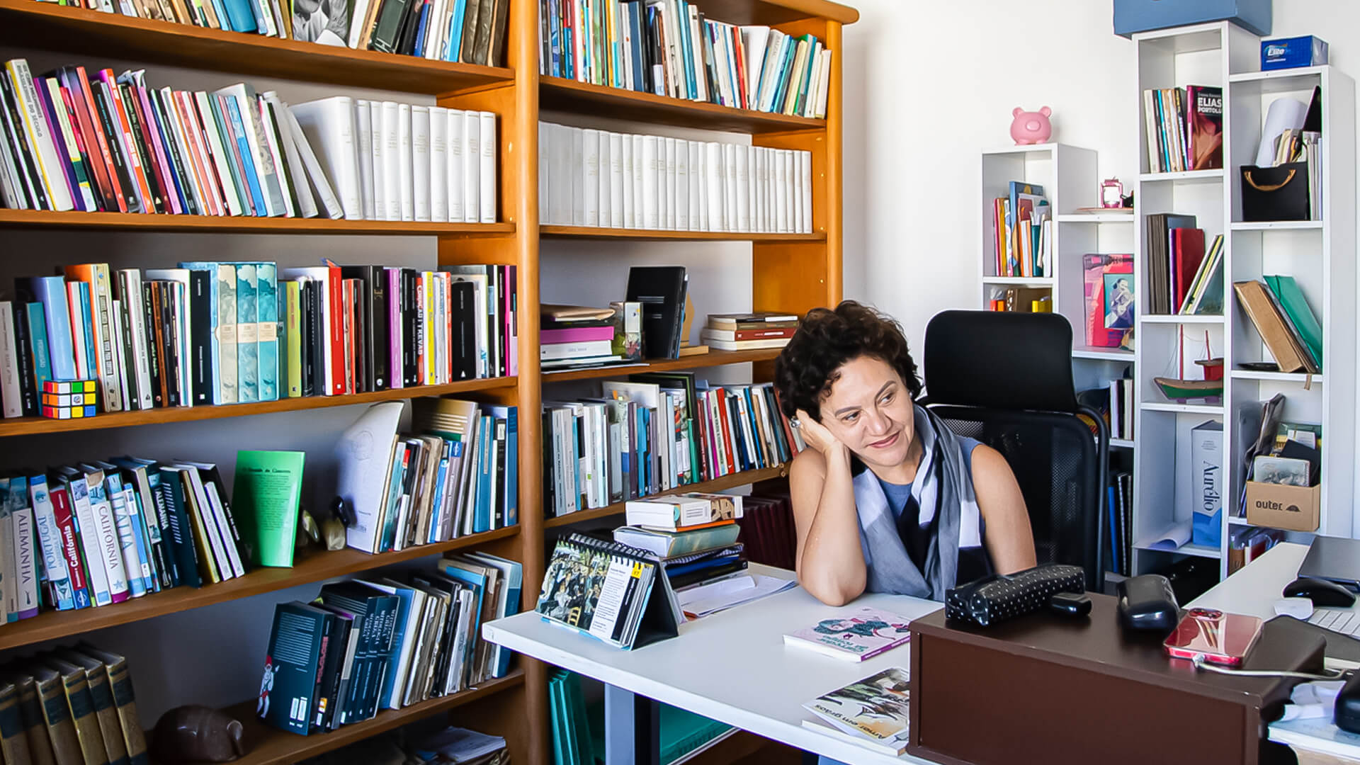 Adriana Vieira Lomar em seu espaço de trabalho