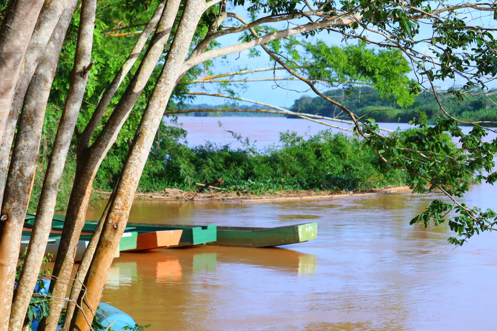 Barco abandonado às margens da água