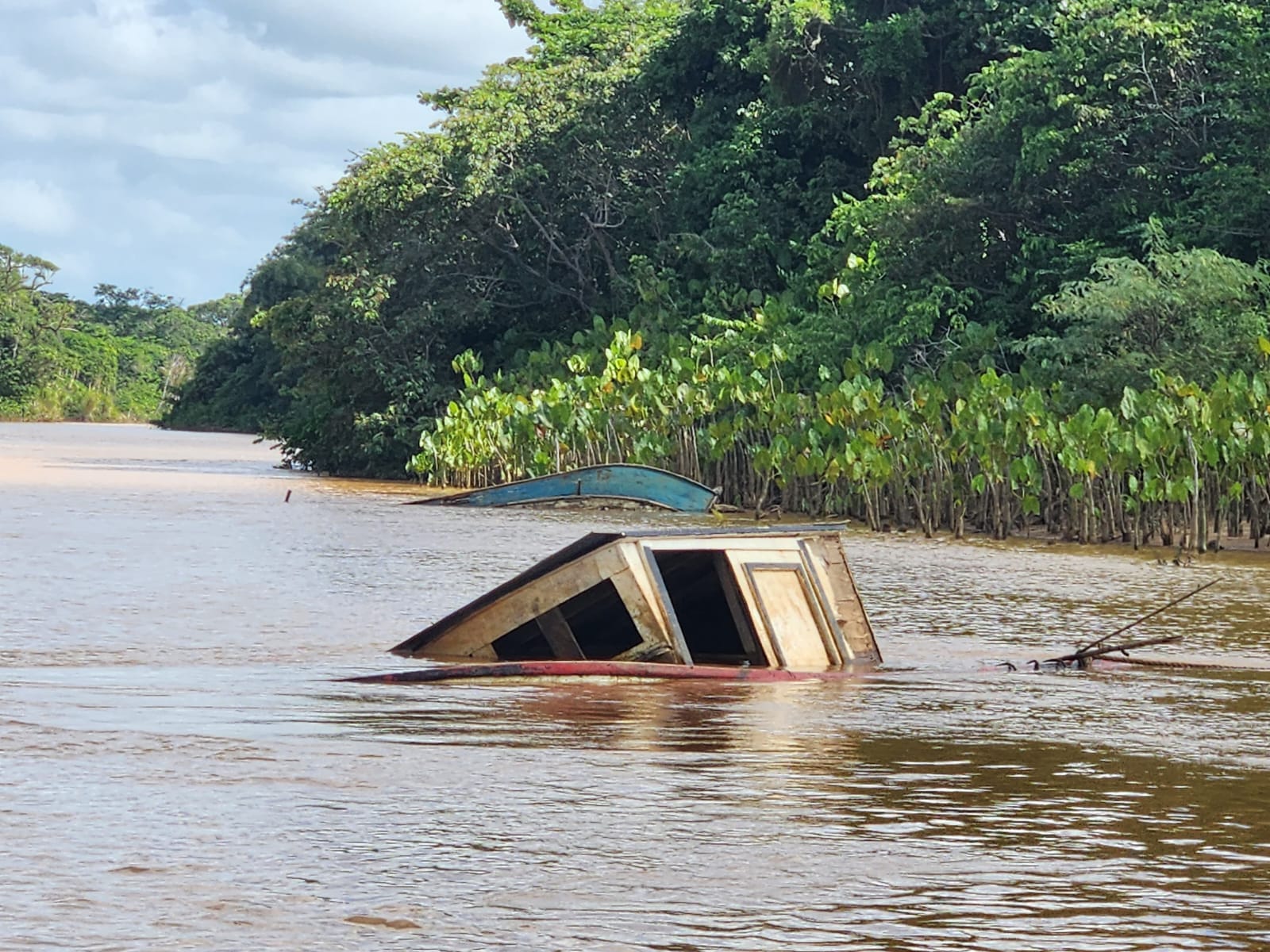 Estrutura de barco parcialmente submersa